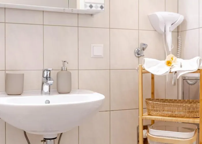 Comfort Collection #3| Netflix | Schoenbrunn * וינה