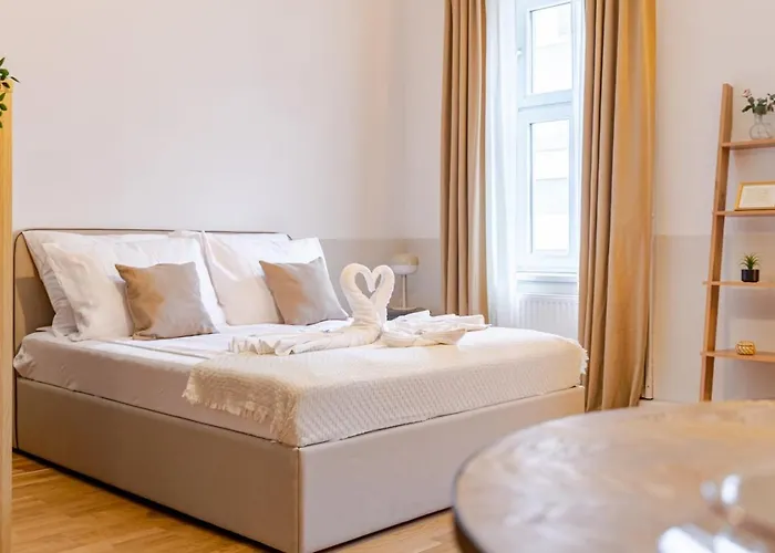 Comfort Collection #3| Netflix | Schoenbrunn וינה